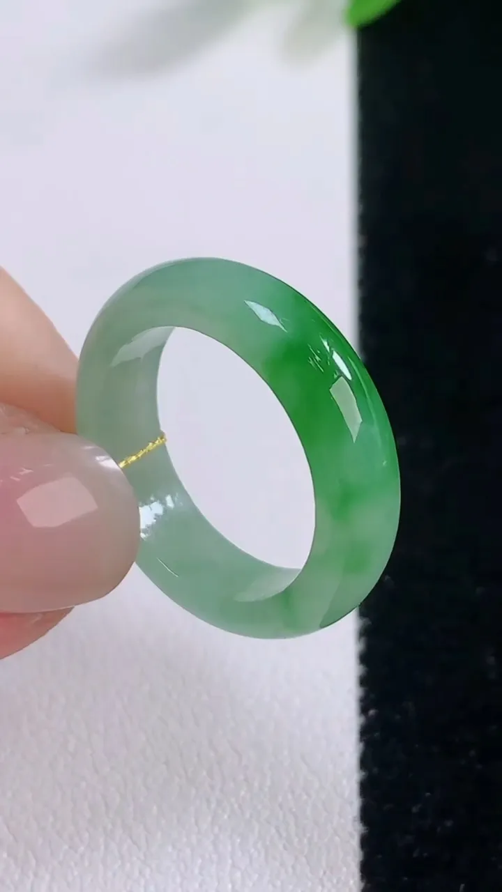 天然A货翡翠指环 戒指，尺寸17.8-5.2-2.7，重量:3.43g2025年11月30日
工厂直销收藏佳品,种好水足，色泽均匀，有种有色，上手高大气！