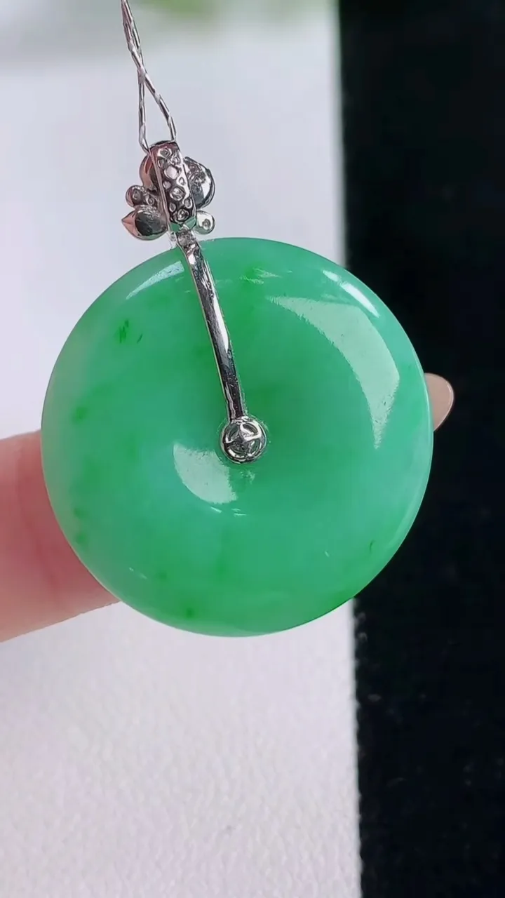 天然A货翡翠平安扣吊坠，尺寸25.6-4.9，重量:7.71g
11月30日