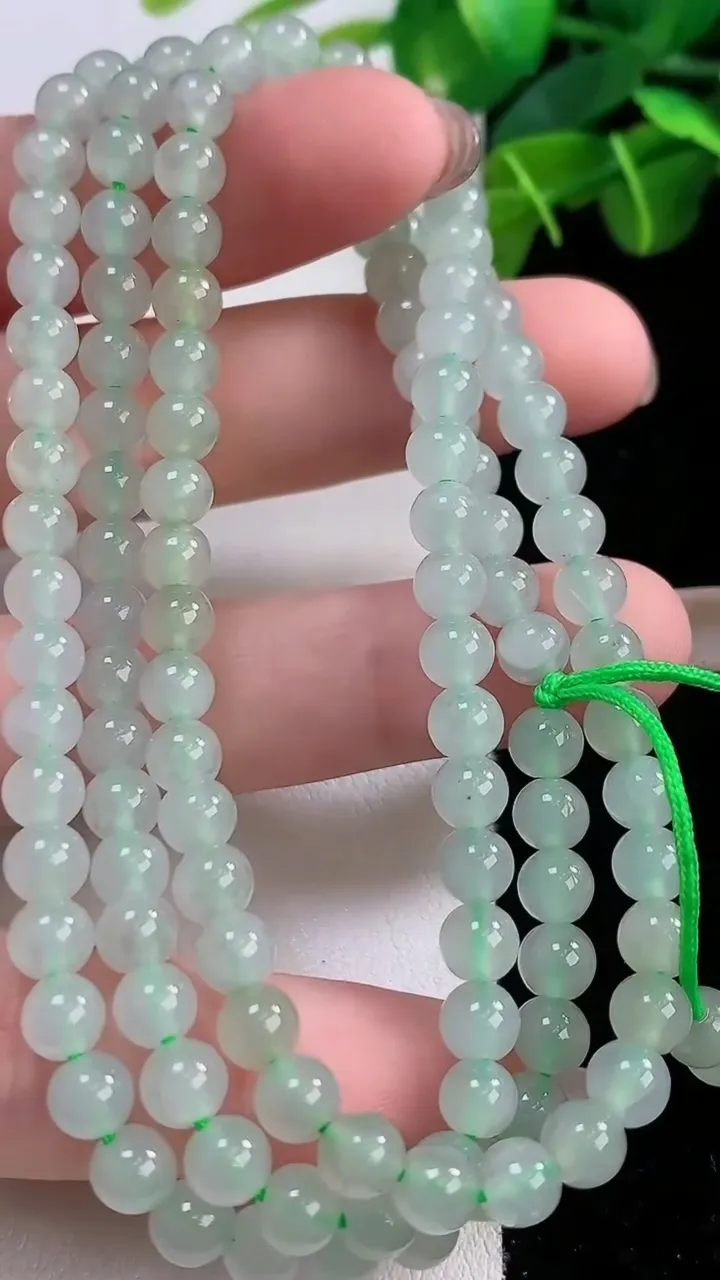 天然A货翡翠圆珠项链130颗，尺寸5.5，重:32.11g
11月30日