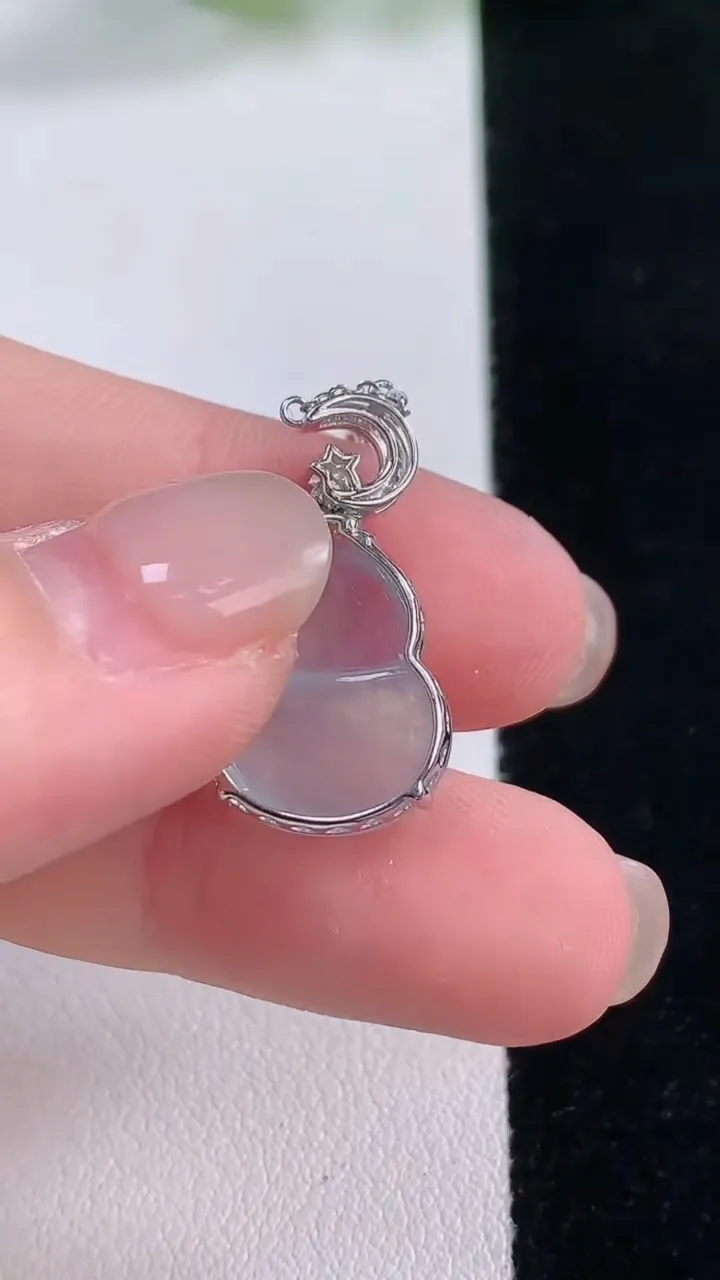 天然A货翡翠种白冰葫芦吊坠，尺寸16-12.3-5.3，重量:2.96g
11月30日