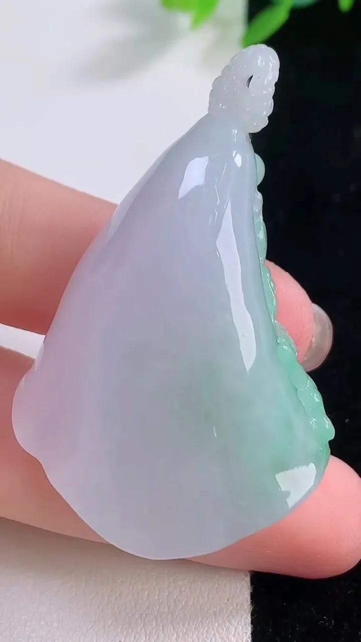 天然A货翡翠莲蓬吊坠，尺寸49.7-28.4-12.4，重量:23.87g
11月30日