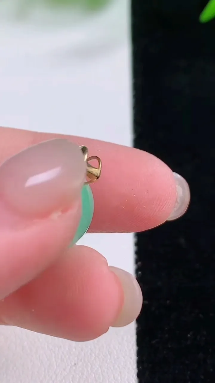 天然A货翡翠圆珠吊坠，尺寸13.6，重量:5.26g11月30日
工厂直销收藏佳品,种好水足，色泽均匀，有种有色，上手高大气！