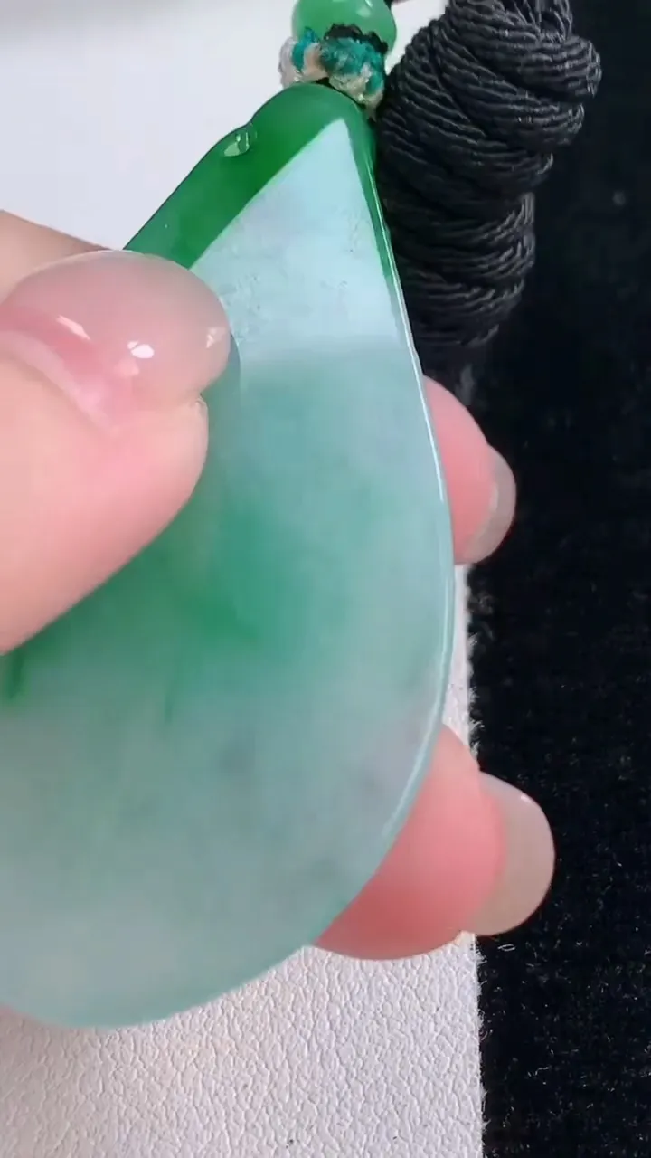 天然A货翡翠生肖羊吊坠，尺寸54.2-25.3-7.9，重量:20.32g
11月30日