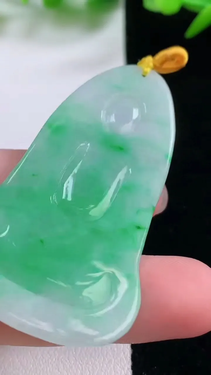 天然A货翡翠观音菩萨吊坠，尺寸56.3-33.3-4.7，重量:17.40g
11月30日