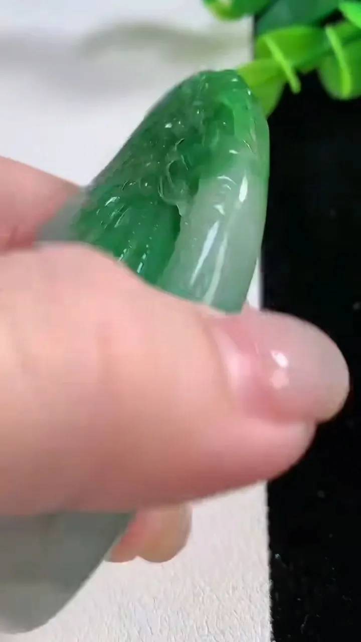 天然A货翡翠山水牌吊坠，尺寸70-39-13，重:64.91g
11月30日