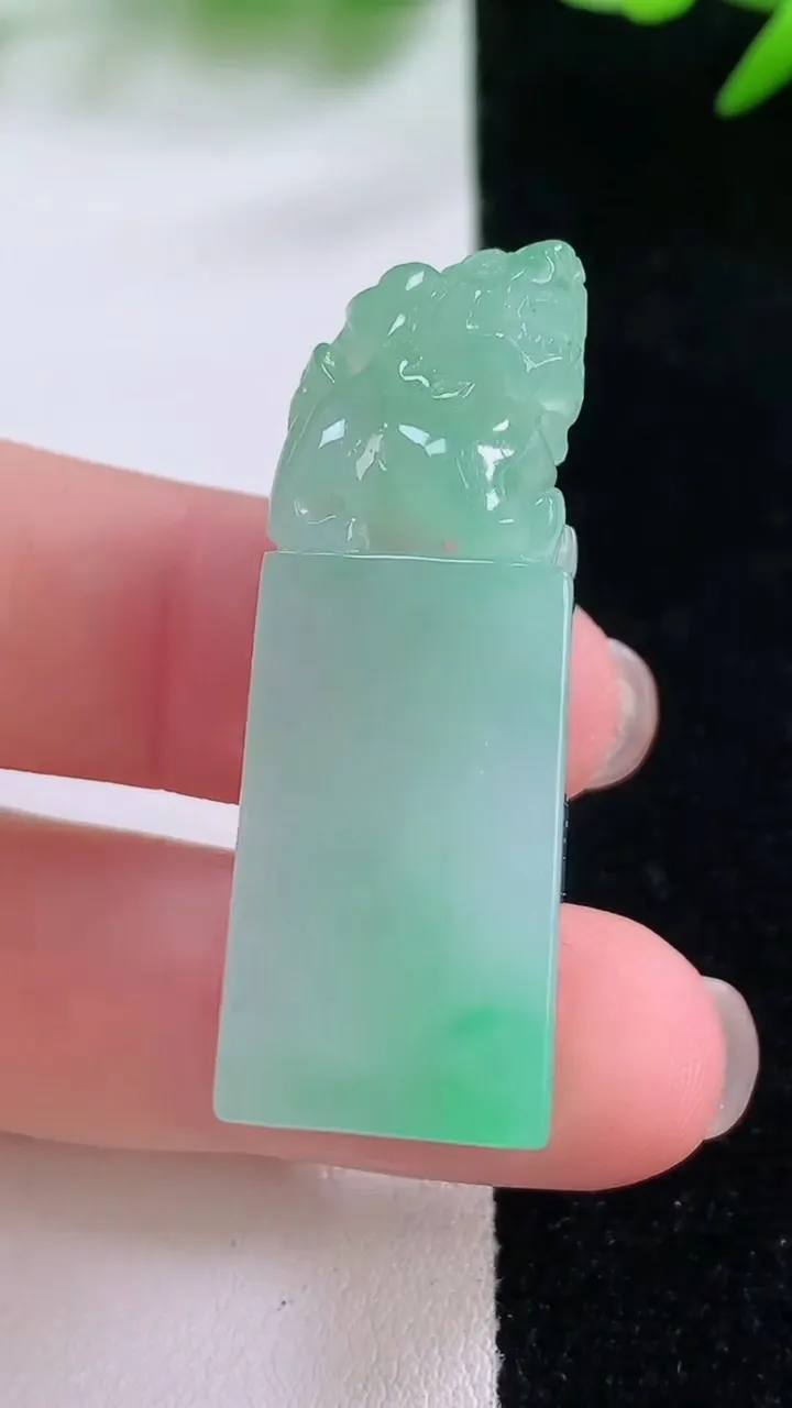 天然A货翡翠貔貅印章，尺寸40-14.4-12.2，重量:18.56g
11月30日