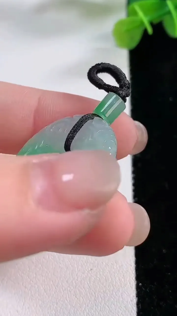 天然A货翡翠雕花平安扣吊坠，尺寸24.8-5.3，重:5.85g
11月30日