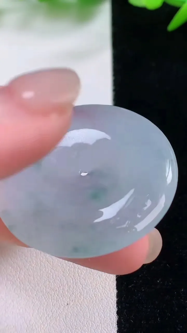 天然A货翡翠飘花平安扣吊坠，尺寸35.6-5.6，重量:15.88g
11月30日