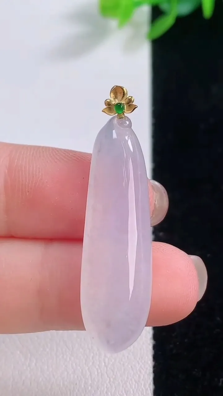 天然A货翡翠种白冰福瓜吊坠，尺寸34.5-10-5.3，重量:3.78g
11月30日