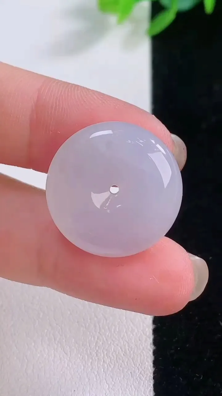 天然A货翡翠平安扣吊坠，尺寸20.7-5.8，重量:5.32g
11月30日