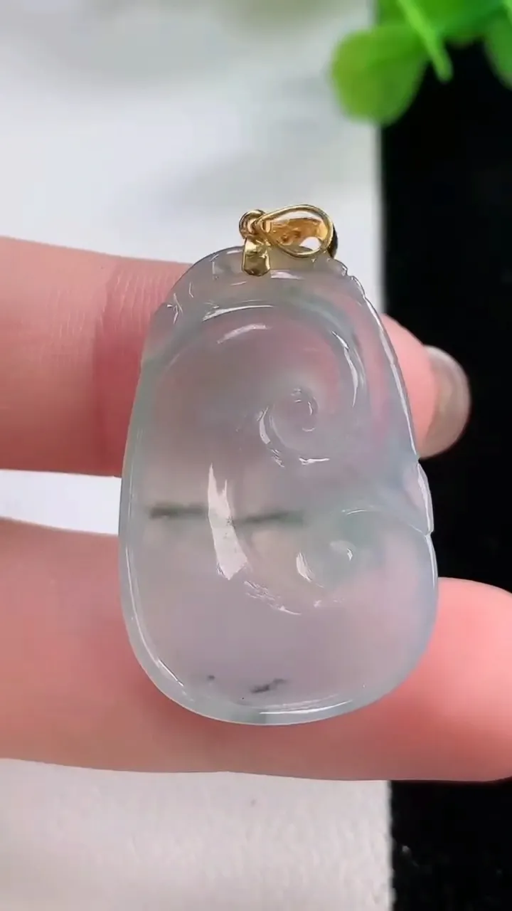 天然A货翡翠种飘花如意吊坠，尺寸30.2-20.6-4.1，重:5.50g
11月30日