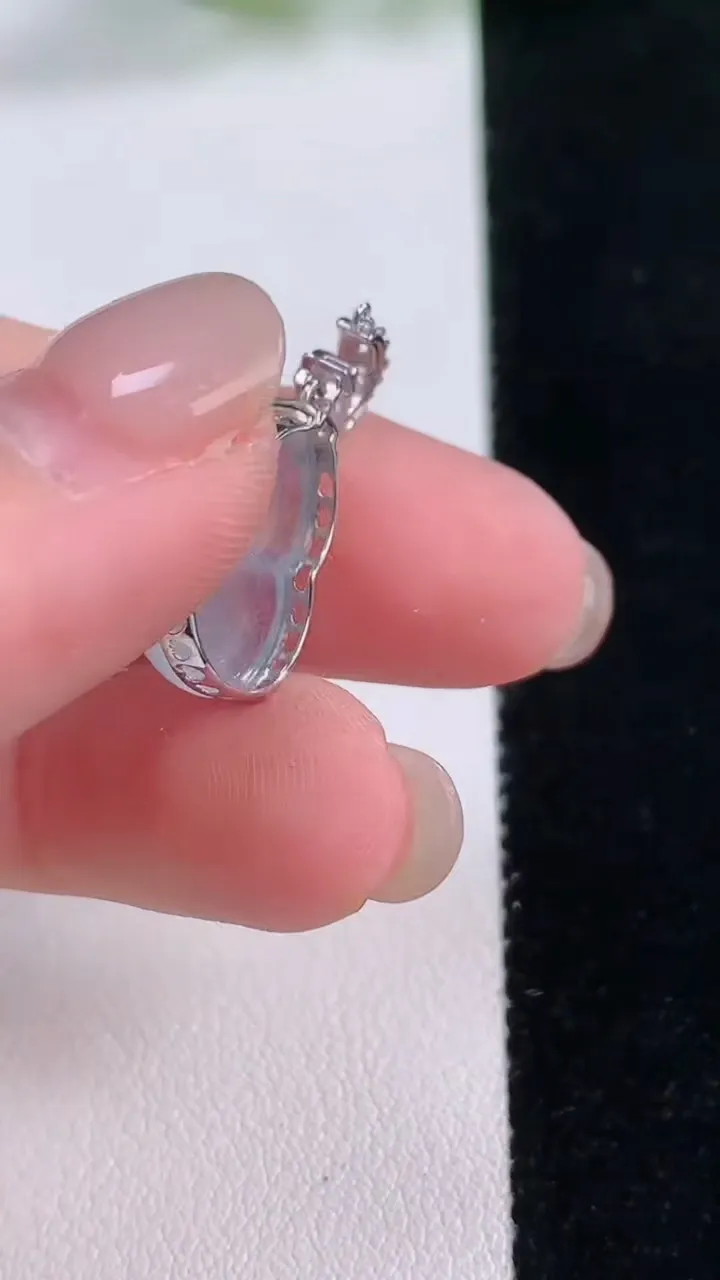 天然A货翡翠种白冰葫芦吊坠，尺寸16-12.3-5.3，重量:2.96g
11月30日