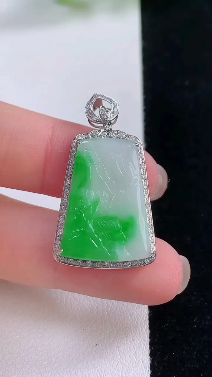 天然A货翡翠山水牌吊坠，尺寸32.5-19-5.3，裸石23-17重量:3.20g
11月30日