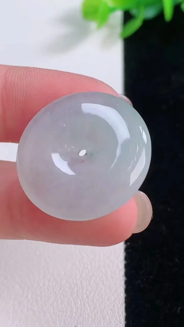 天然A货翡翠平安扣吊坠，尺寸24.6-4.7，重量:6.17g
11月30日