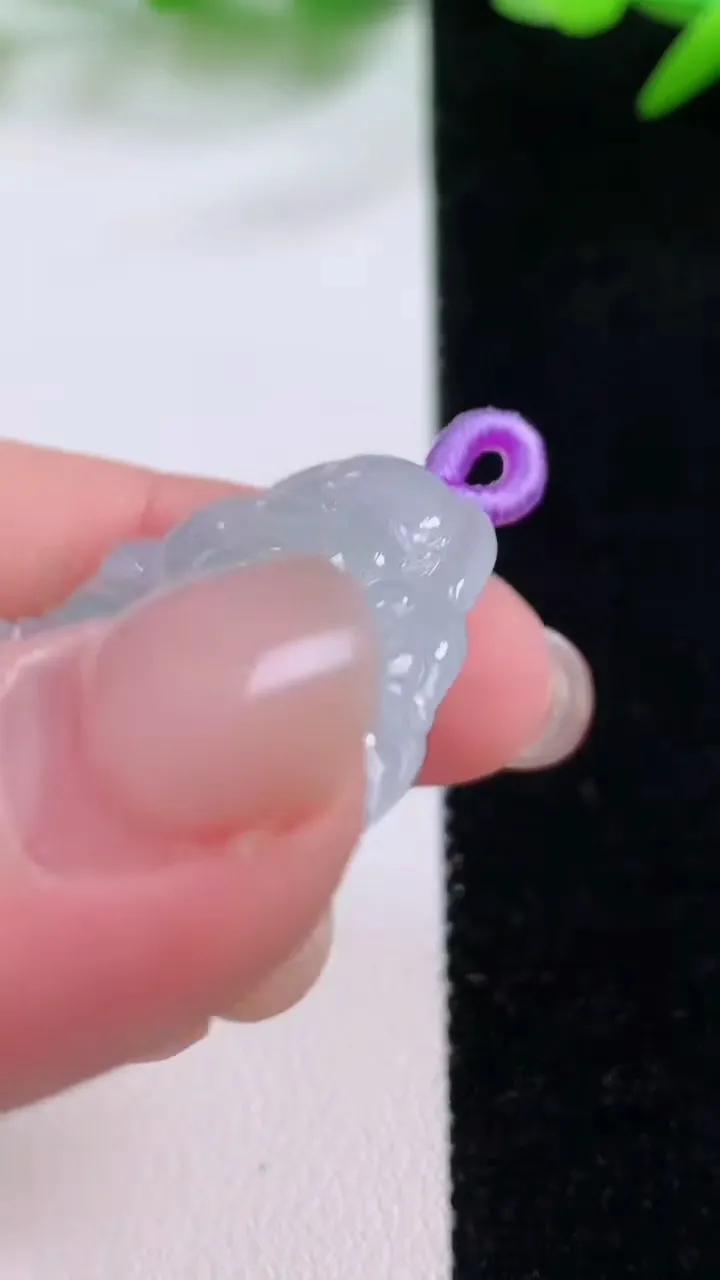 天然A货翡翠冰种飘花佛公吊坠，尺寸33-35.8-5.2，重量:9.87g
11月30日