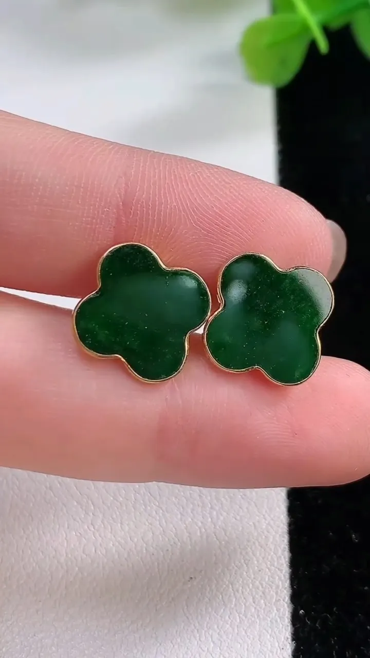 天然A货翡翠平安扣吊坠，尺寸31-5.8，重:11.49g
11月30日