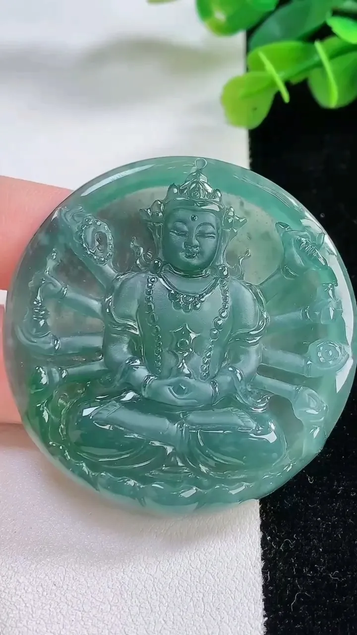 天然A货翡翠冰种蓝水千手观音菩萨吊坠，尺寸50-5.6，重:23.66g
11月30日