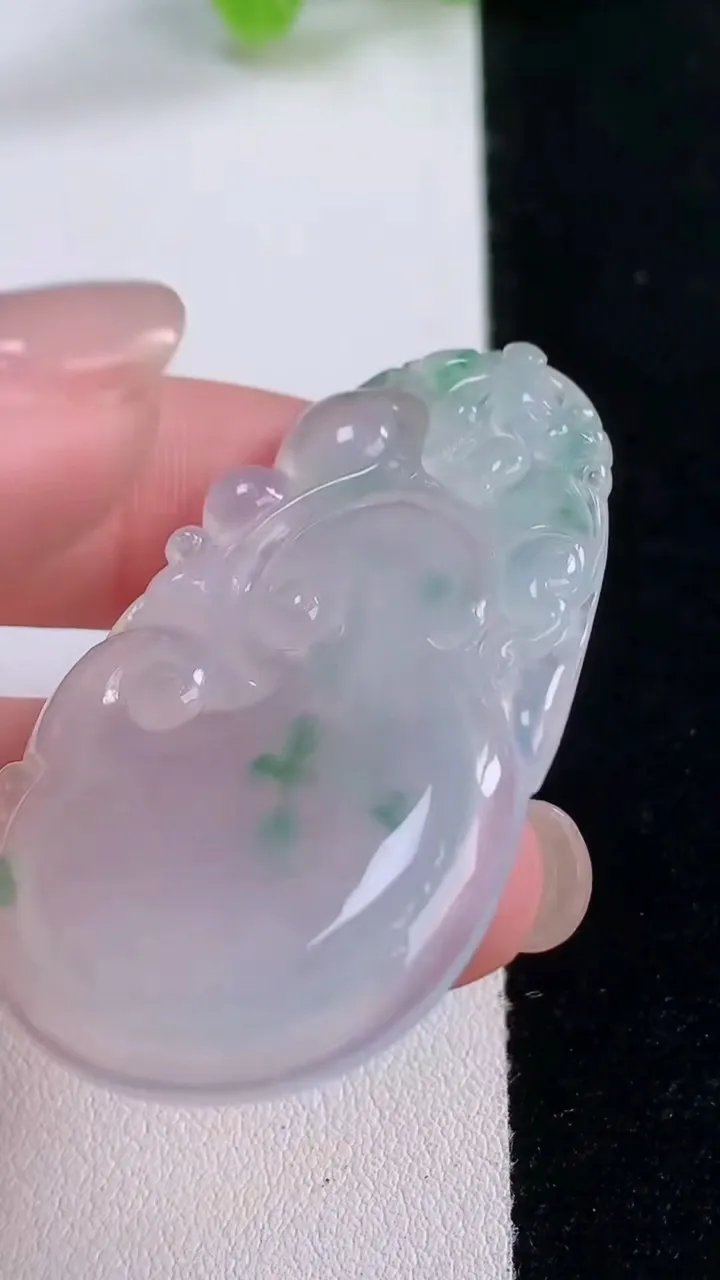 天然A货翡翠冰种飘花如意吊坠，尺寸47.3-28.5-4.6，重量:12.64g
11月30日