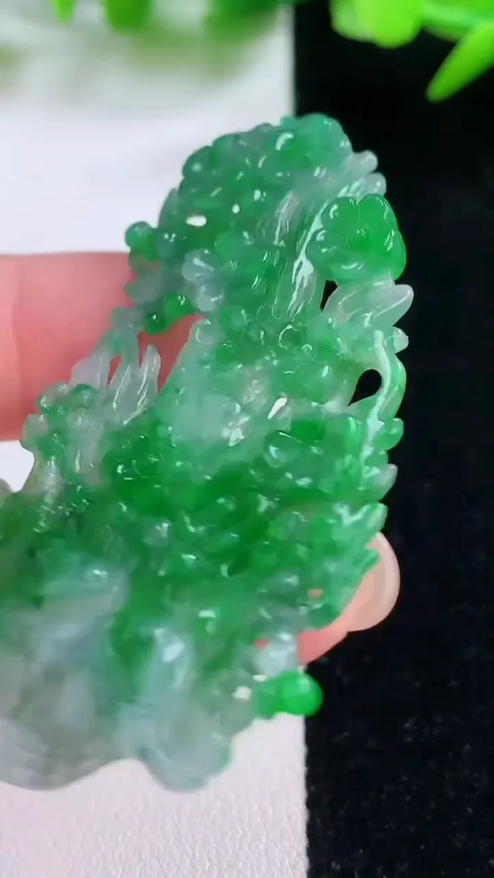 天然A货翡翠梅花鹿吊坠，尺寸54.5-30.4-3.5，重量:9.84g
11月30日