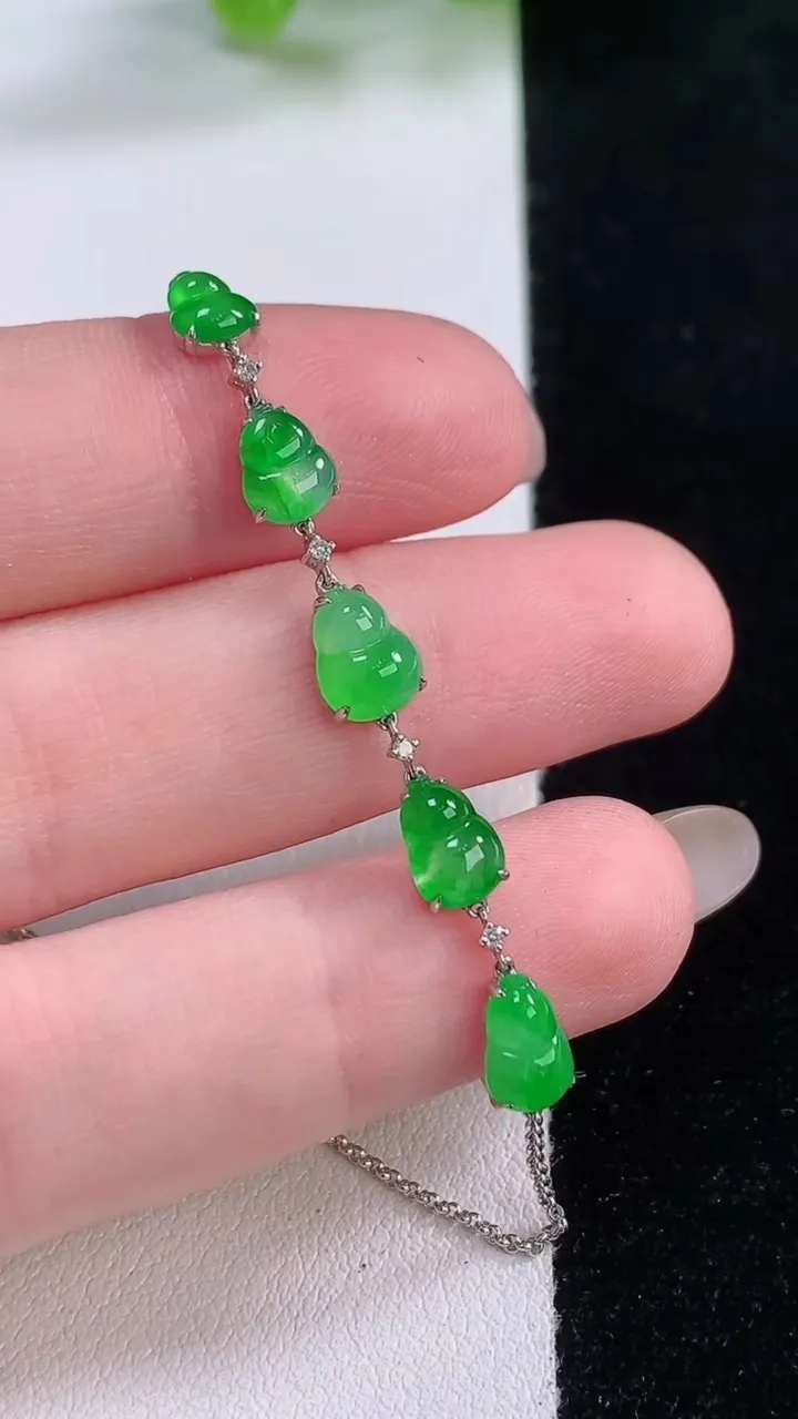 天然A货翡翠葫芦手链，尺寸7.7-5.6-3.2，重量:2.26g
11月30日