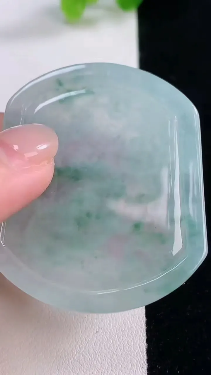 天然A货翡翠冰种飘花生肖鼠吊坠，尺寸51.8-43.6-5.4，重量:24.56g
11月30日