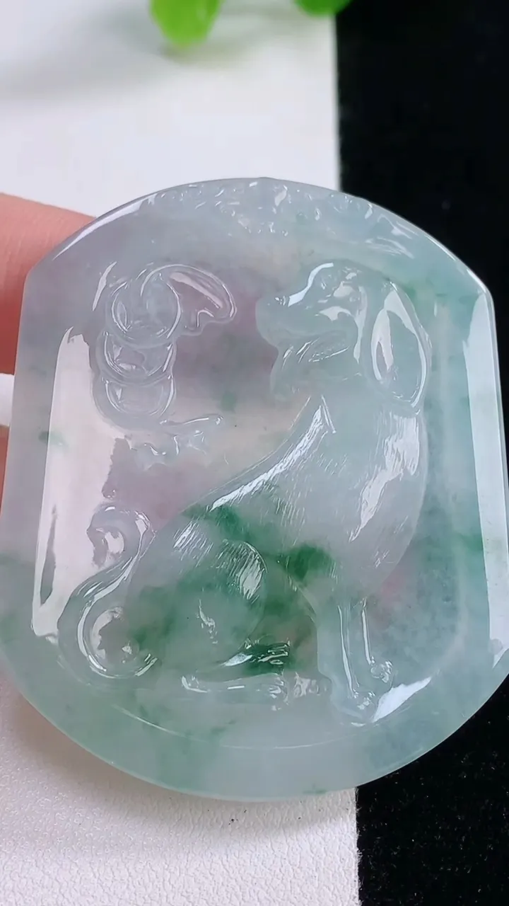 天然A货翡翠冰种飘花生肖狗吊坠，尺寸54.4-45.5-5.7，重量:30.64g
11月30日