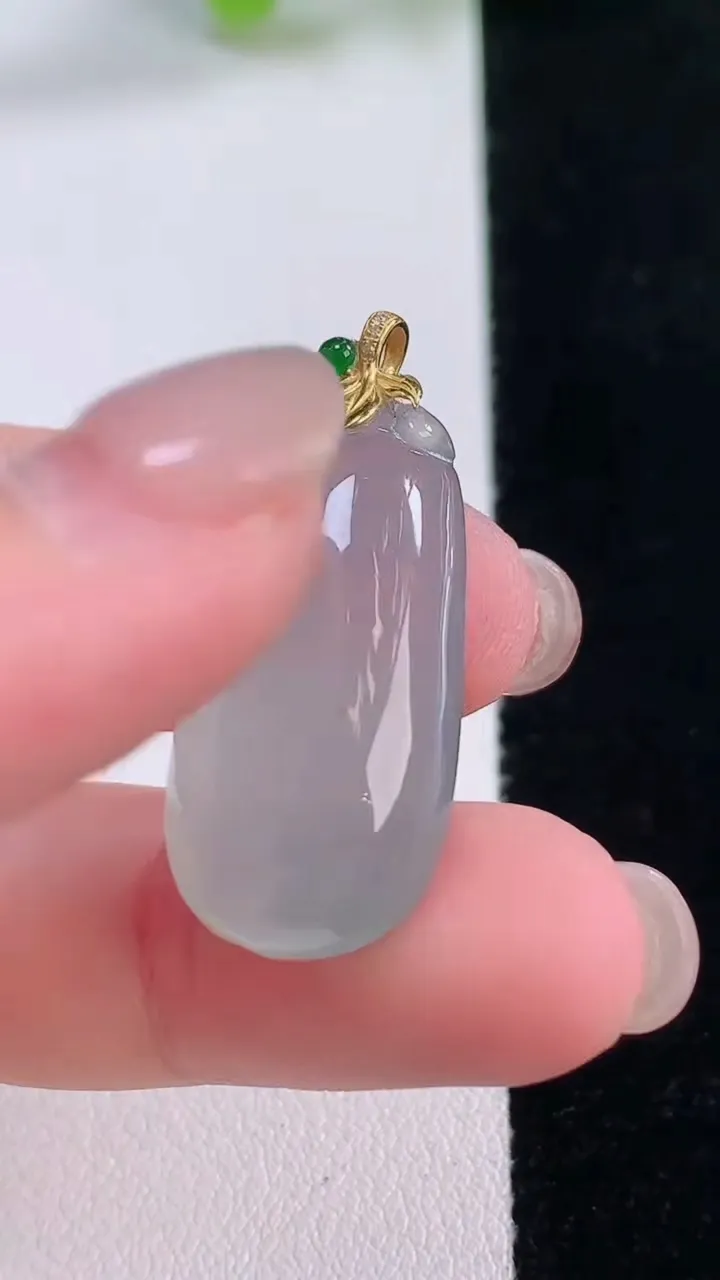天然A货翡翠种白冰福瓜吊坠，尺寸28-14-7.4，重量:6.08g
11月30日