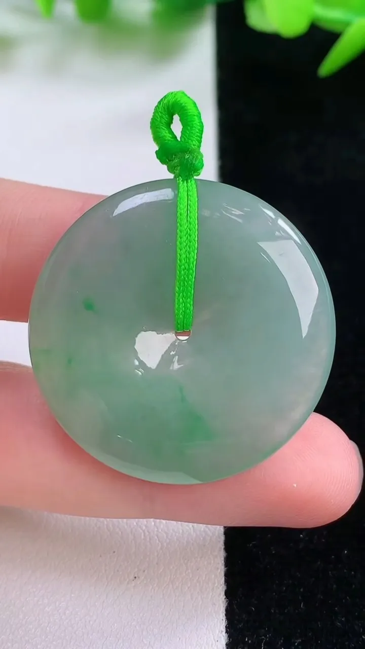 天然A货翡翠平安扣吊坠，尺寸32.8-5.3，重量:12.75g
11月30日