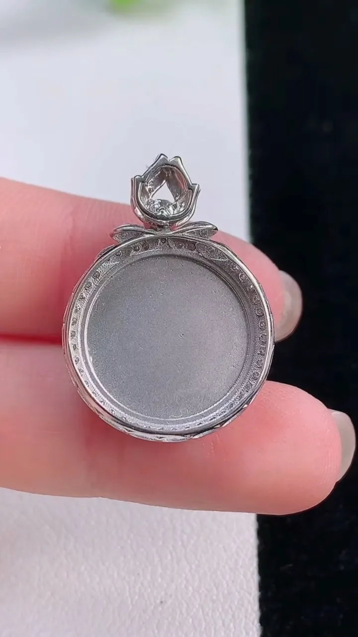 天然A货翡翠无事牌吊坠，尺寸27.3-19.7-5.8，裸石15.8重量:4.34g
11月30日