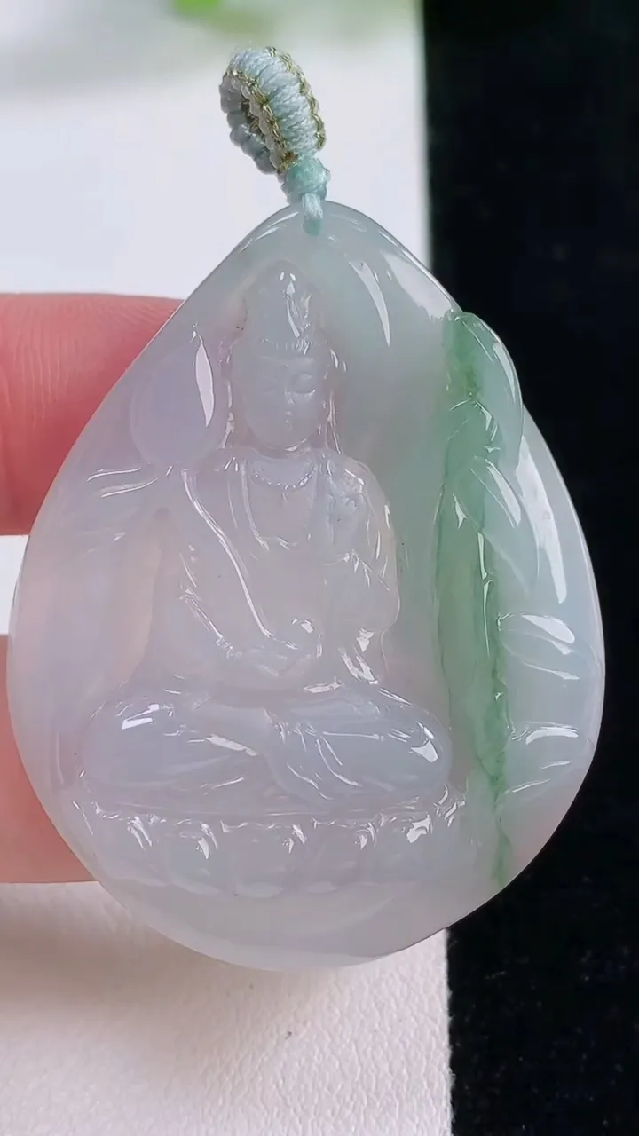 天然A货翡翠冰种飘花大势至菩萨吊坠，尺寸44.7-36.4-5.5，重量:17.58g
11月30日