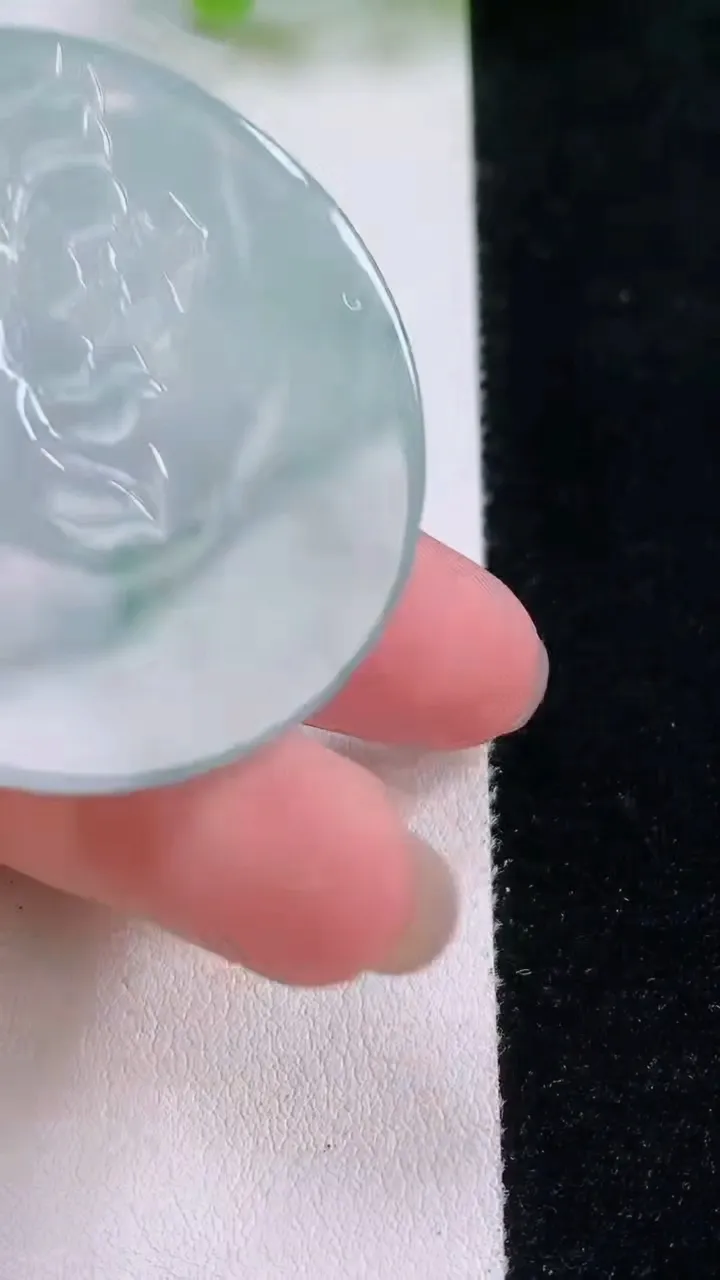 天然A货翡翠生肖猪吊坠，尺寸46.5-5.8，重量:27.29g
11月30日