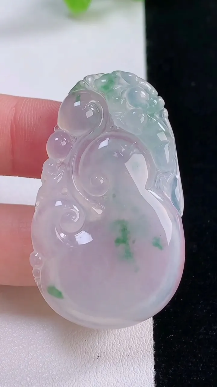 天然A货翡翠冰种飘花如意吊坠，尺寸47.3-28.5-4.6，重量:12.64g
11月30日