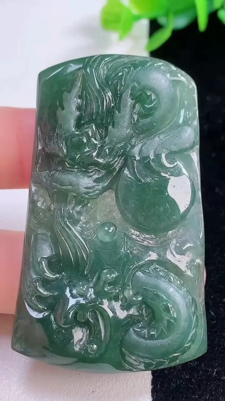 天然A货翡翠龙牌吊坠，尺寸57.5-34.8-7.6，重量:31.32g
11月30日