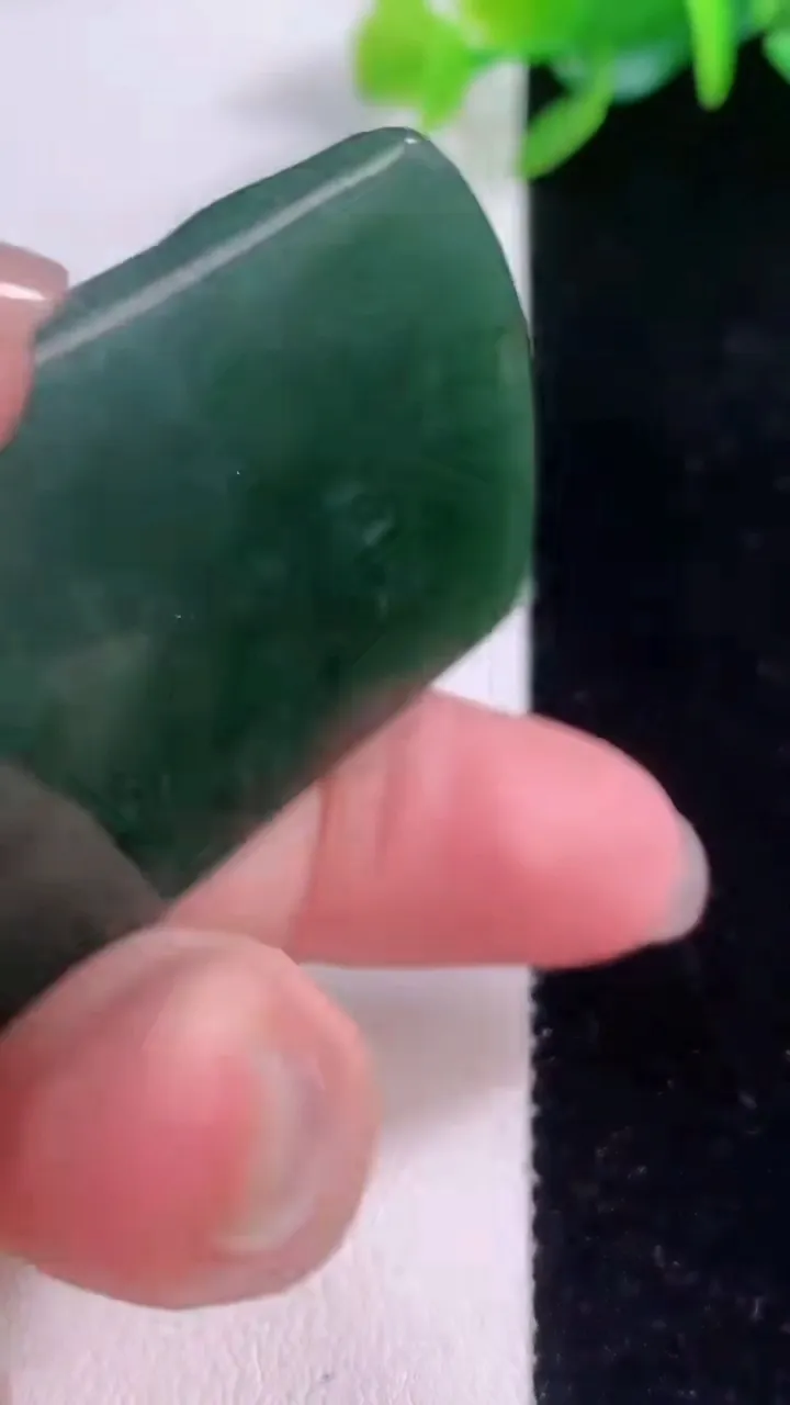 天然A货翡翠龙牌吊坠，尺寸57.5-34.8-7.6，重量:31.32g
11月30日