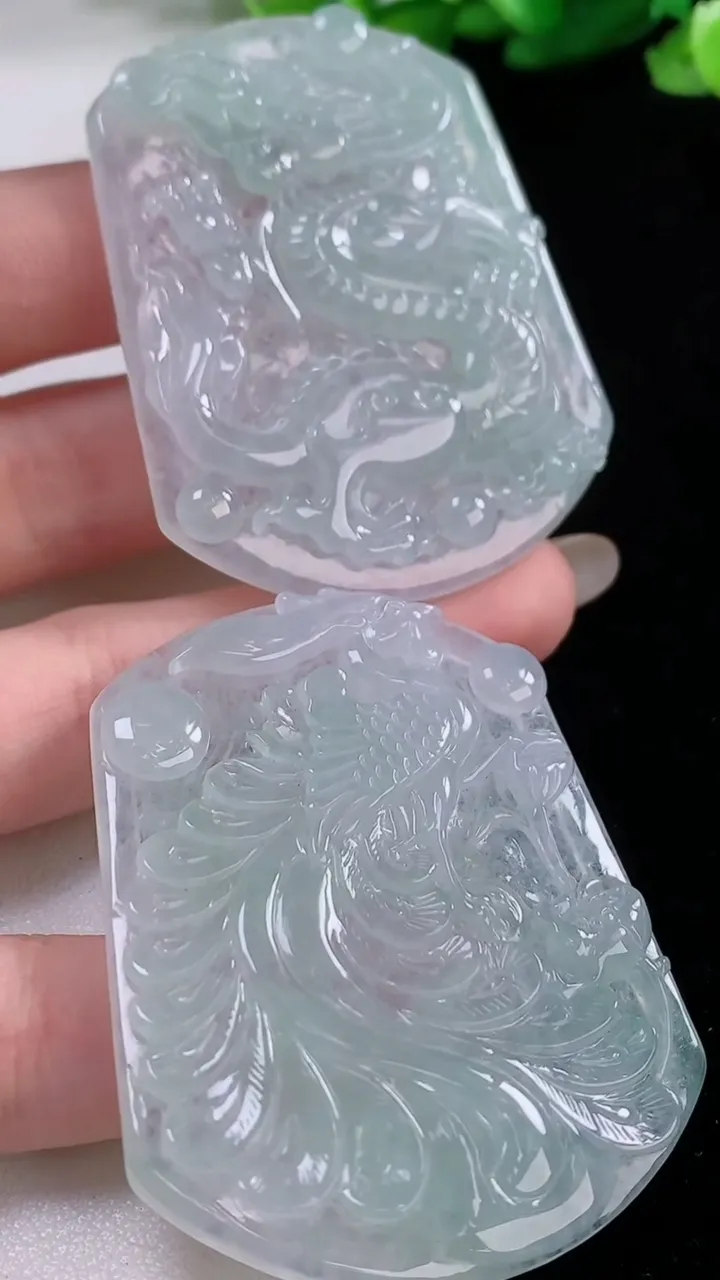 天然A货翡翠龙凤呈祥吊坠一对，尺寸53-42-5.9，重量:49.68g
11月30日