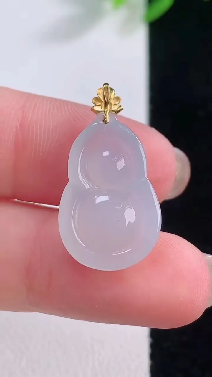 天然A货翡翠种白冰葫芦吊坠，尺寸18.8-12.8-4.5，重量:2.07g
11月30日