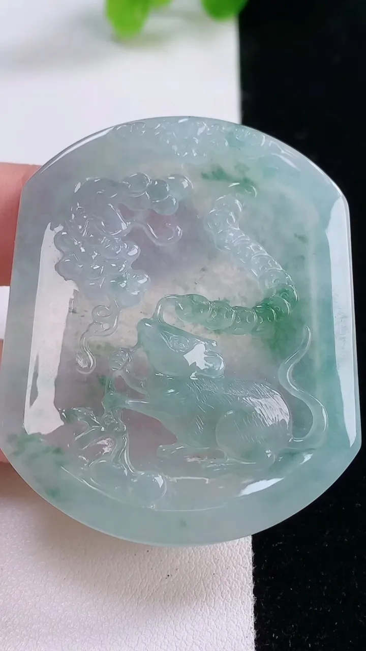 天然A货翡翠冰种飘花生肖鼠吊坠，尺寸51.8-43.6-5.4，重量:24.56g
11月30日