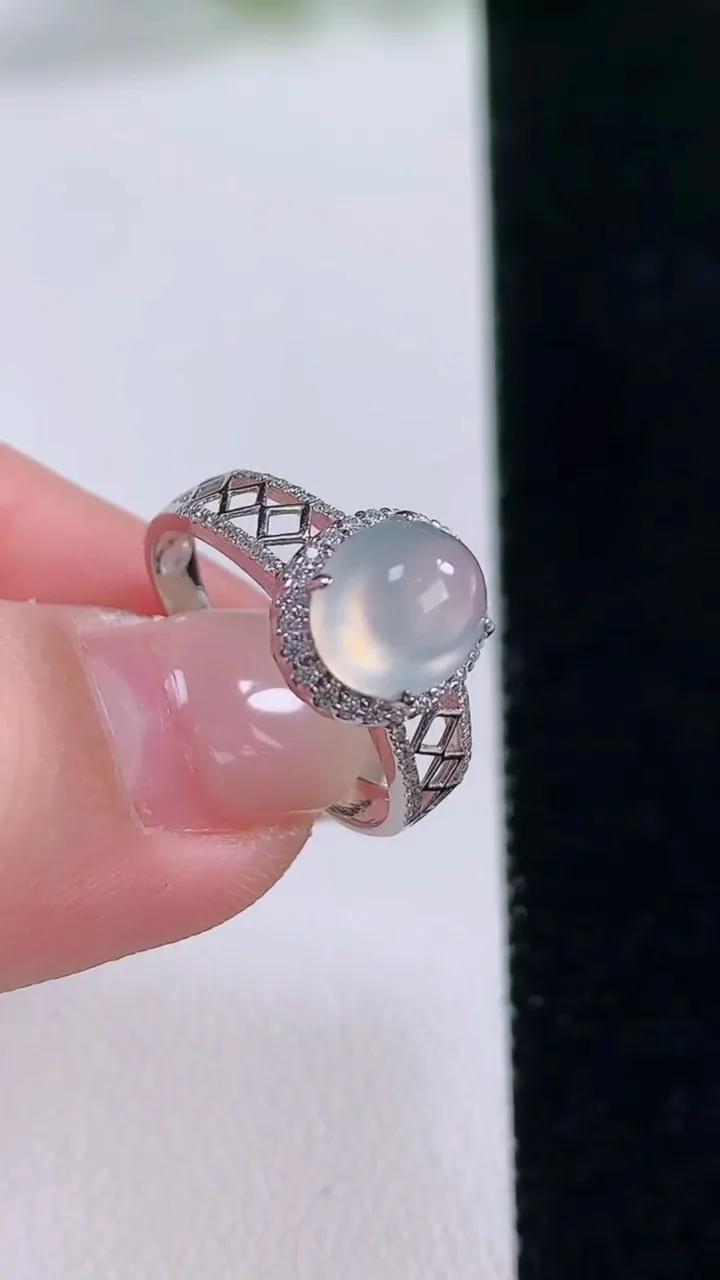 天然A货翡翠种白冰蛋面戒指，尺寸17.5-7.7-6.4-7.6，重量:2.04g2025年11月30日
工厂直销收藏佳品,种好水足，色泽均匀，有种有色，上手高大气！