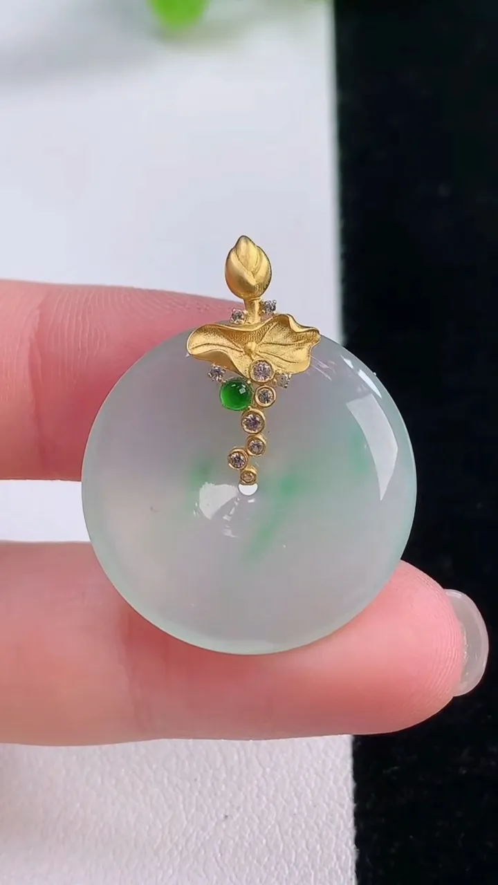 天然A货翡翠平安扣吊坠，尺寸24-4.4，重量:5.51g
11月30日