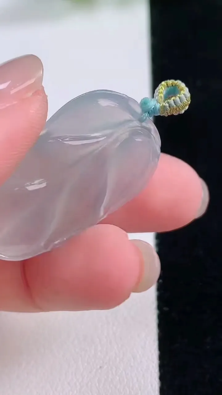 天然A货翡翠冰种飘花金枝玉叶 叶子吊坠，尺寸32.5-19.2-3.9，重量:4.60g
11月30日