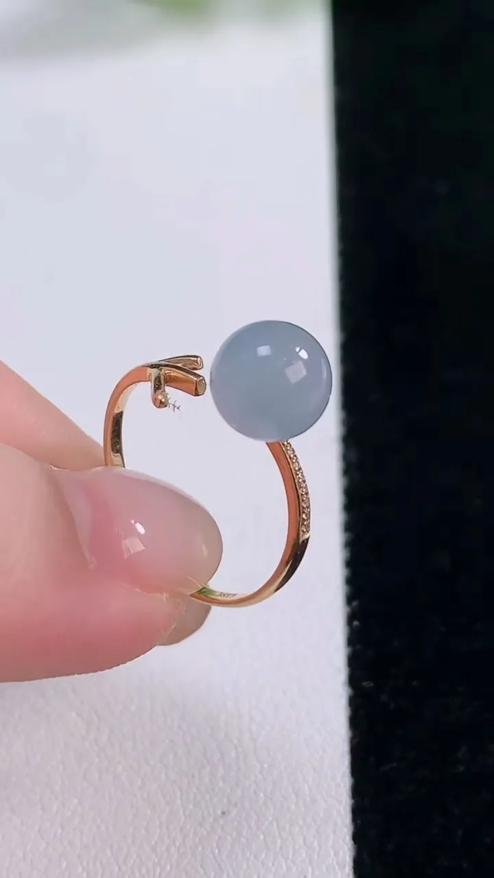 天然A货翡翠18K金紫罗兰圆珠戒指，尺寸7.9，重量:2.10g2025年11月30日
工厂直销收藏佳品,种好水足，色泽均匀，有种有色，上手高大气！