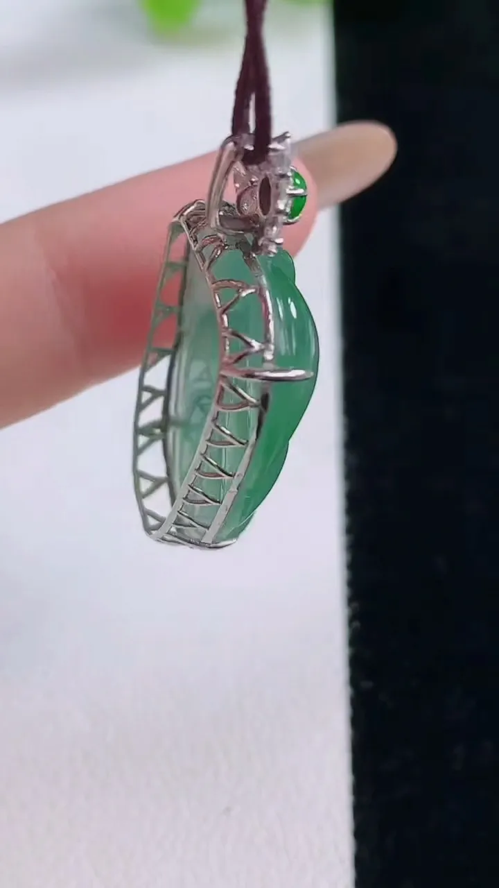 天然A货翡翠金枝玉叶 叶子吊坠，尺寸26-17.7-6.5，重量:4.28g
11月30日