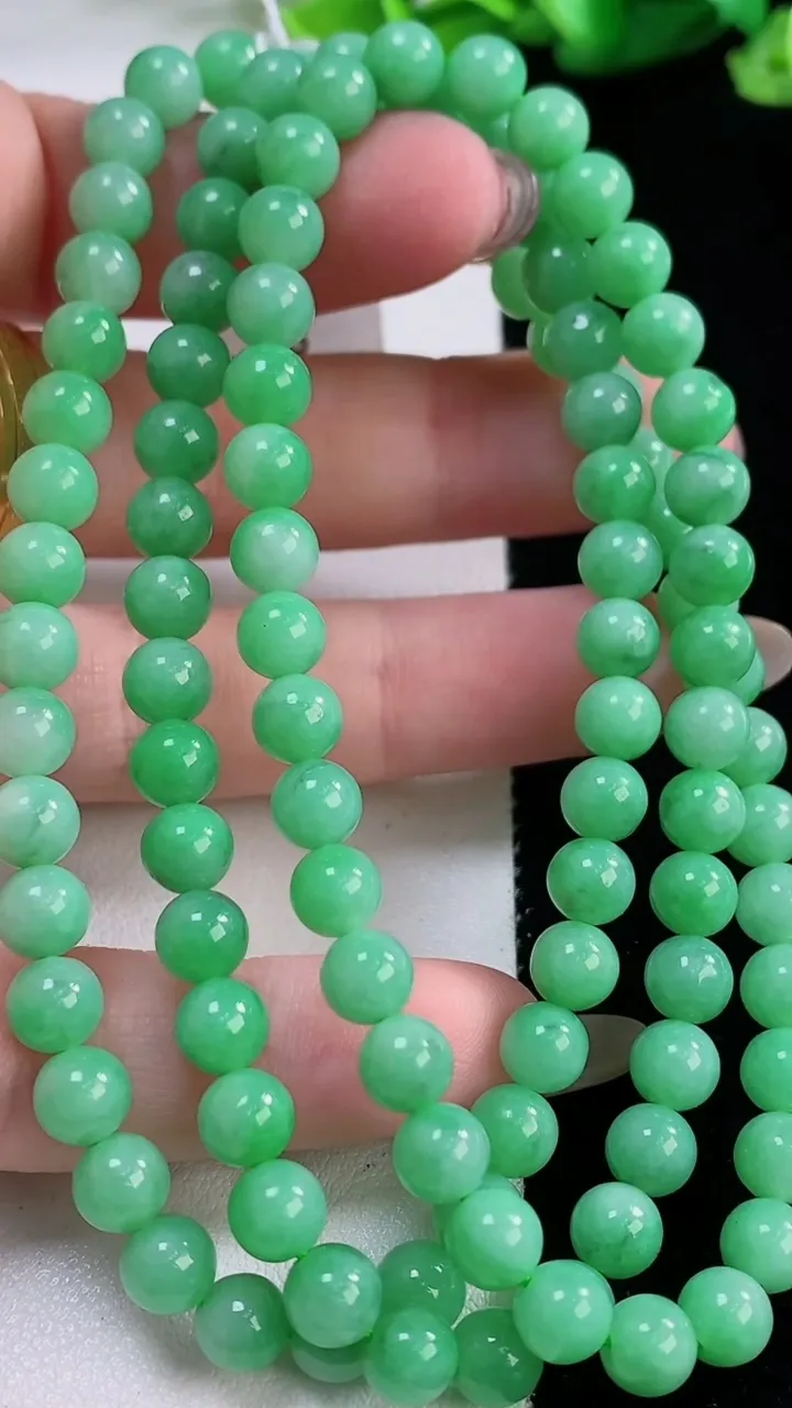 天然A货翡翠圆珠项链，尺寸5.8-108颗，重量:39.39g
11月30日
