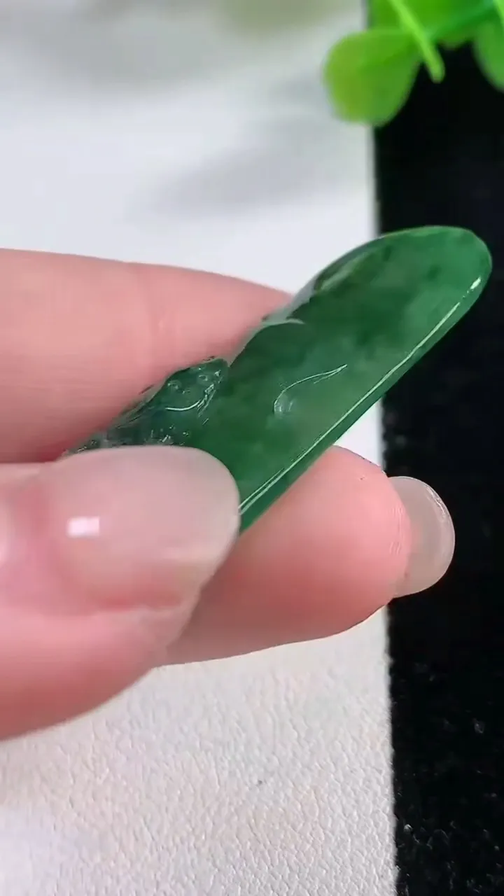 天然A货翡翠蜻蜓点水 莲蓬吊坠，尺寸48-20.5-5.4，重:8.37g
11月30日