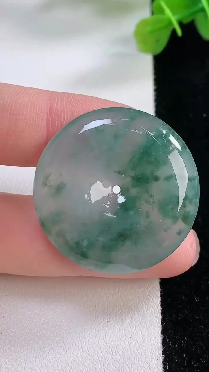 天然A货翡翠冰种飘花平安扣吊坠，尺寸30-6.2，重:12.74g
11月30日