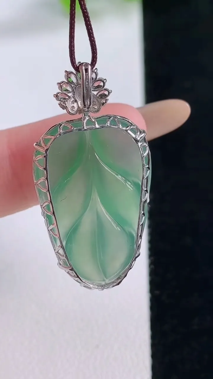 天然A货翡翠金枝玉叶 叶子吊坠，尺寸26-17.7-6.5，重量:4.28g
11月30日