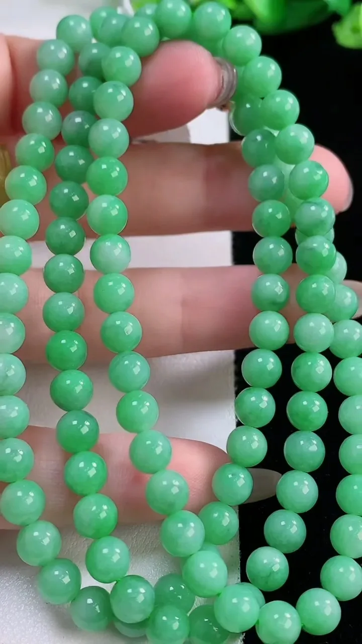 天然A货翡翠圆珠项链，尺寸5.8-108颗，重量:39.39g
11月30日
