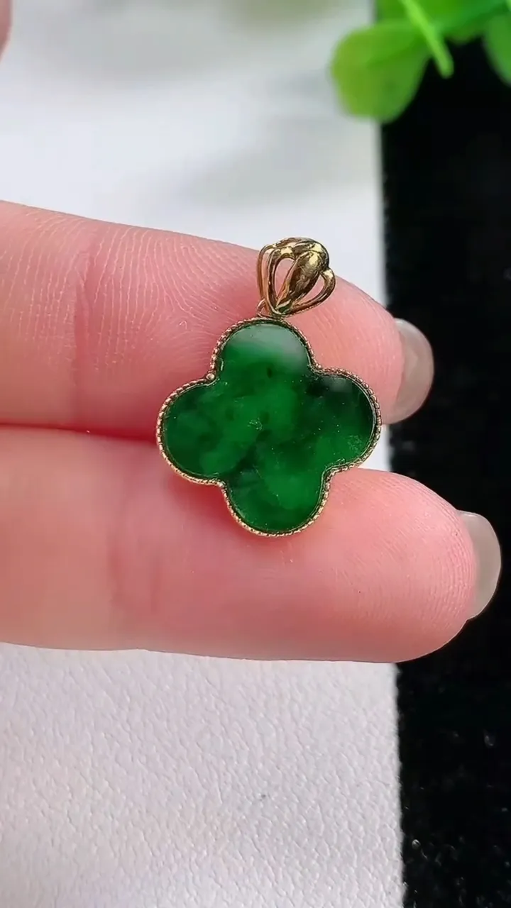 天然A货翡翠四叶草吊坠，尺寸21-15-2，重:1.54g
11月30日