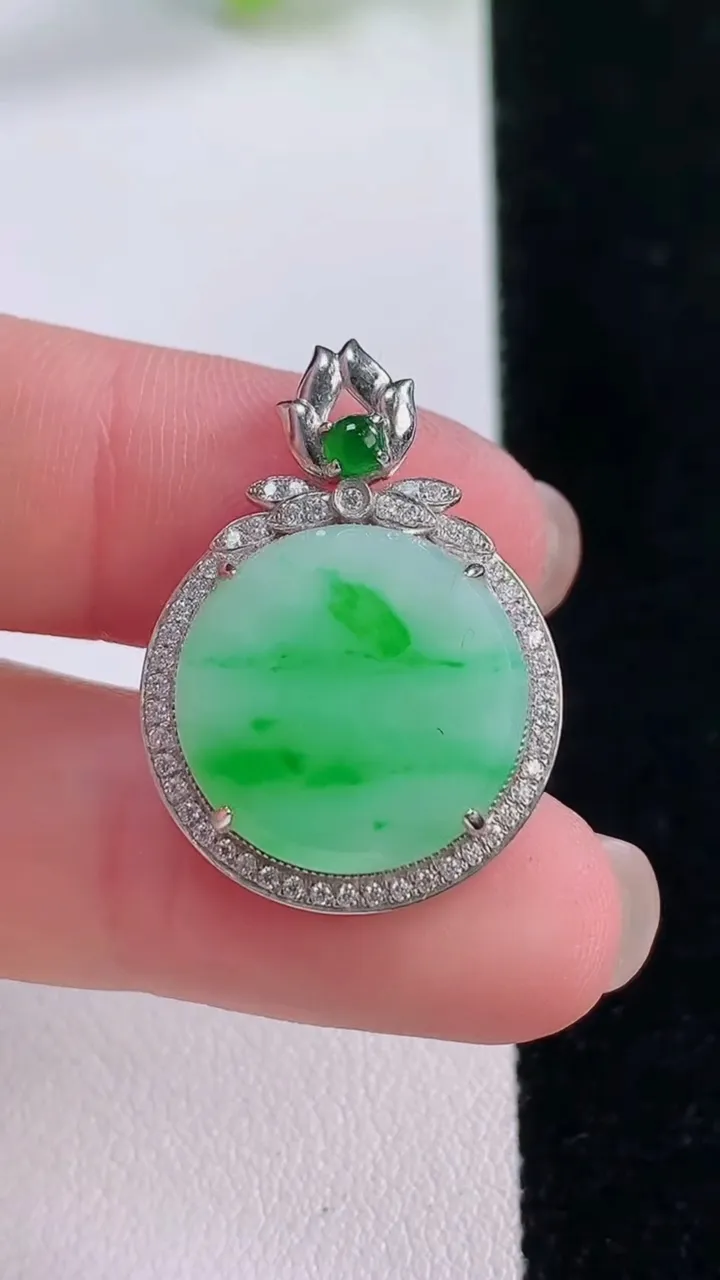 天然A货翡翠无事牌吊坠，尺寸27.3-19.7-5.8，裸石15.8重量:4.34g
11月30日