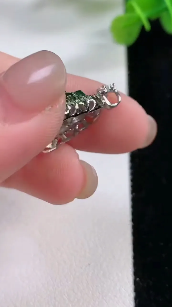 天然A货翡翠佛公吊坠，尺寸13.2-14.6，重:3.09g
11月30日